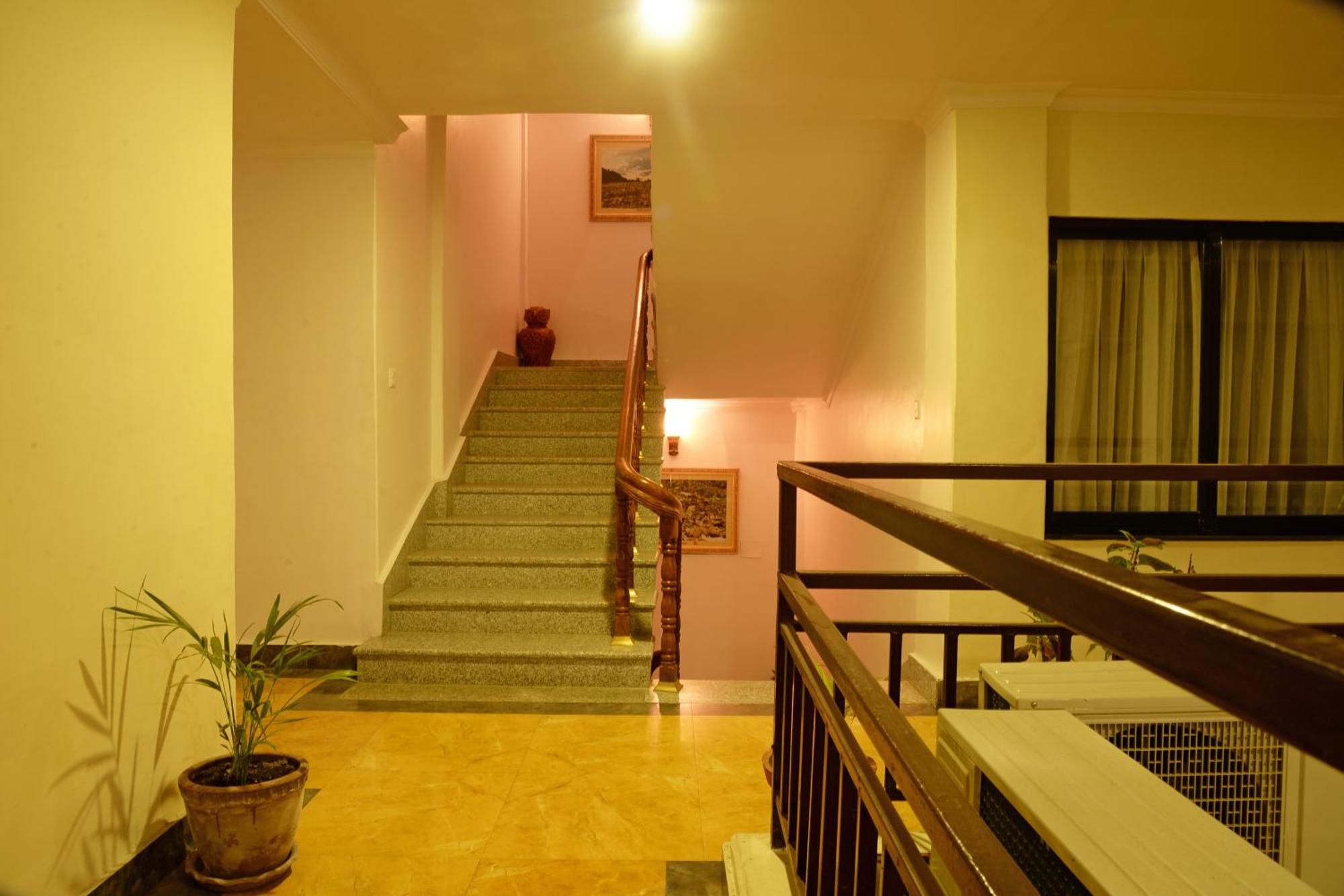 Hotel Raniban Arcade Похара Екстериор снимка
