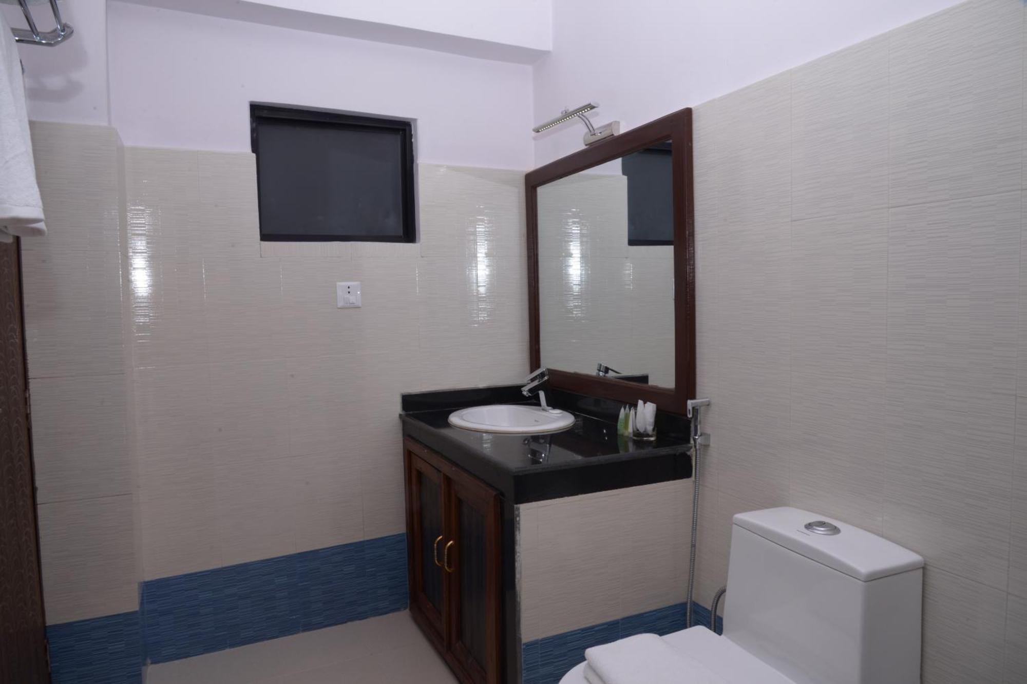 Hotel Raniban Arcade Похара Екстериор снимка